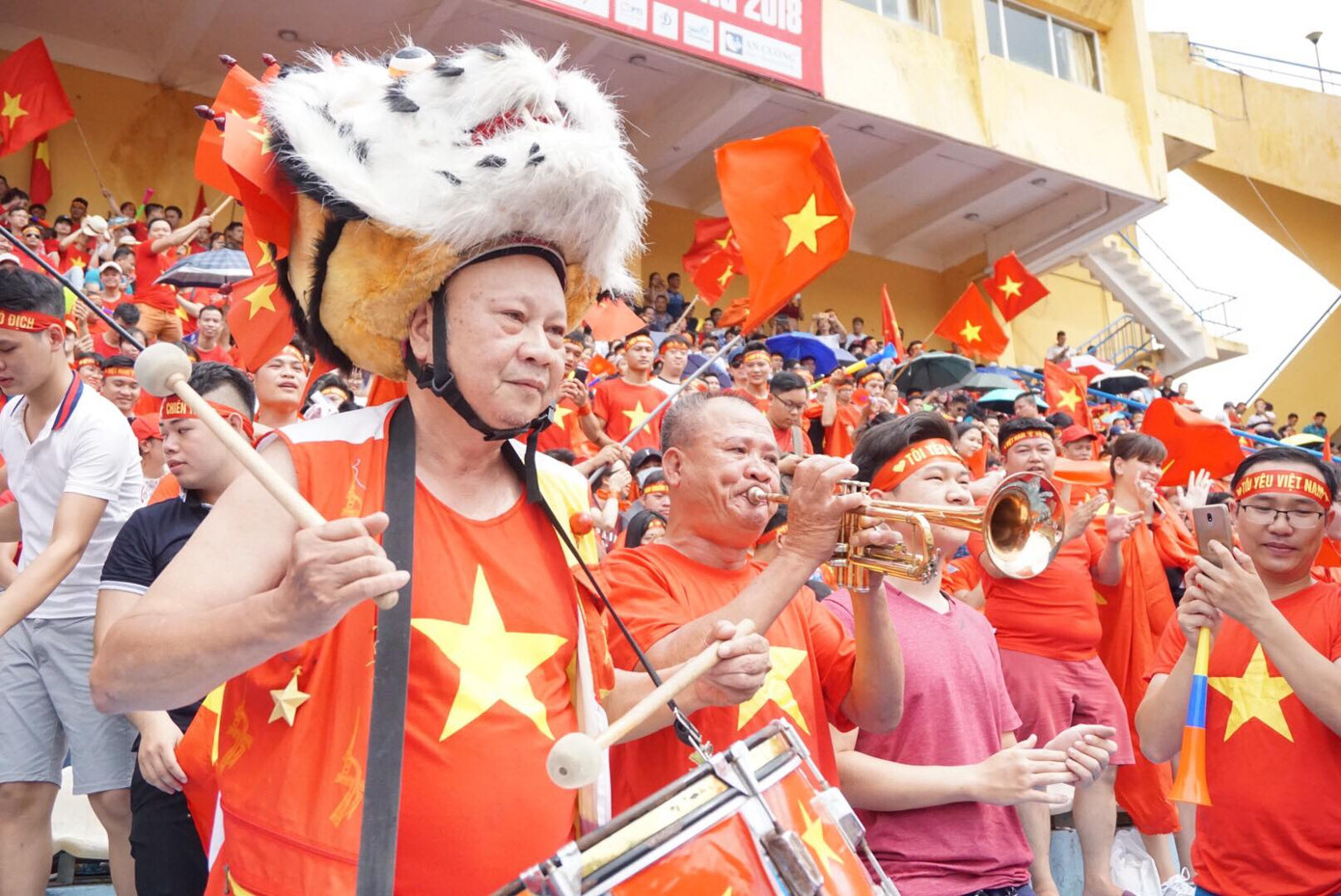 Cổ động viên tiếc nuối khi Việt Nam thua ở loạt penalty ảnh 21