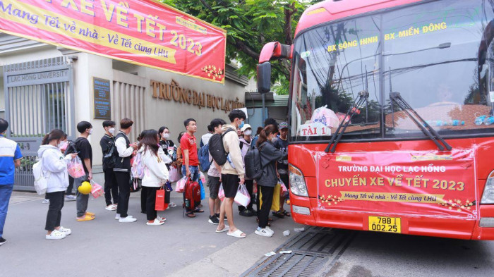 Sinh viên trường ĐH Lạc Hồng được bố trí xe đưa về quê, Tết năm 2023.