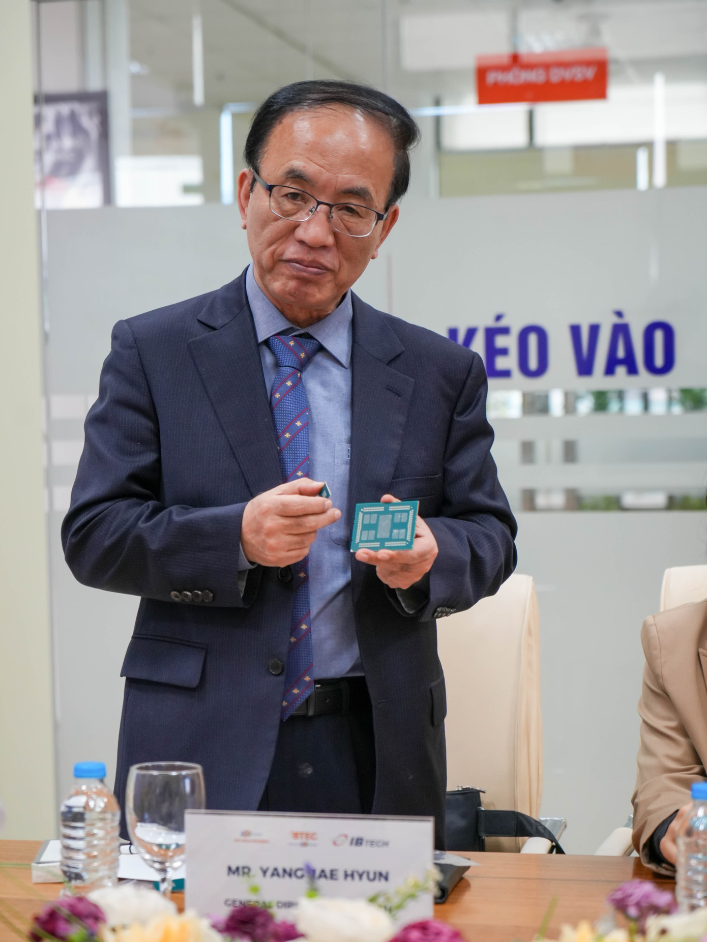 Ông Yang Jae Hyun - Tổng Giám đốc IB Tech chia sẻ về các sản phẩm chip bán dẫn công ty IB Tech đã sản xuất.