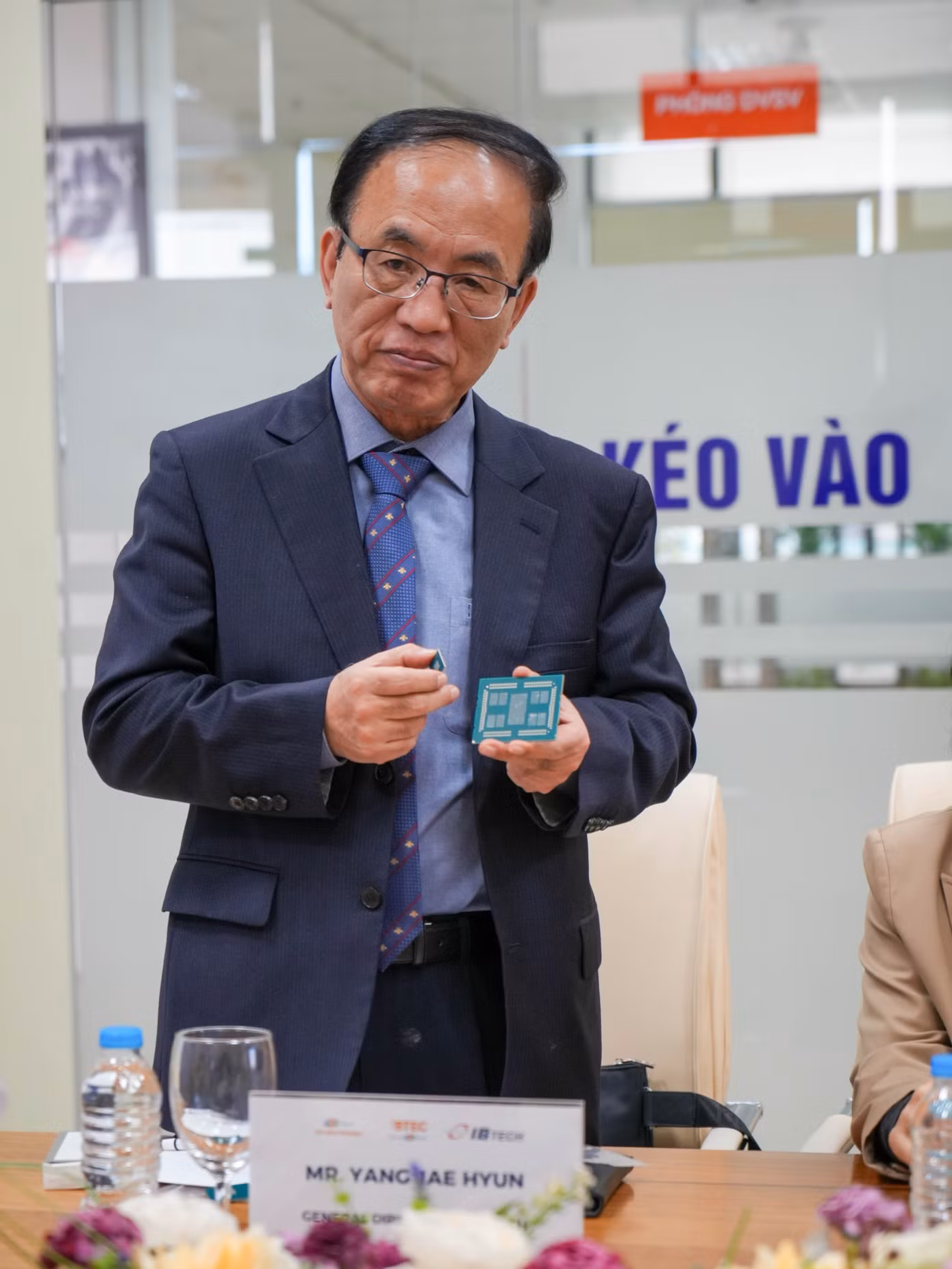 Ông Yang Jae Hyun - Tổng Giám đốc IB Tech chia sẻ về các sản phẩm chip bán dẫn công ty IB Tech đã sản xuất.