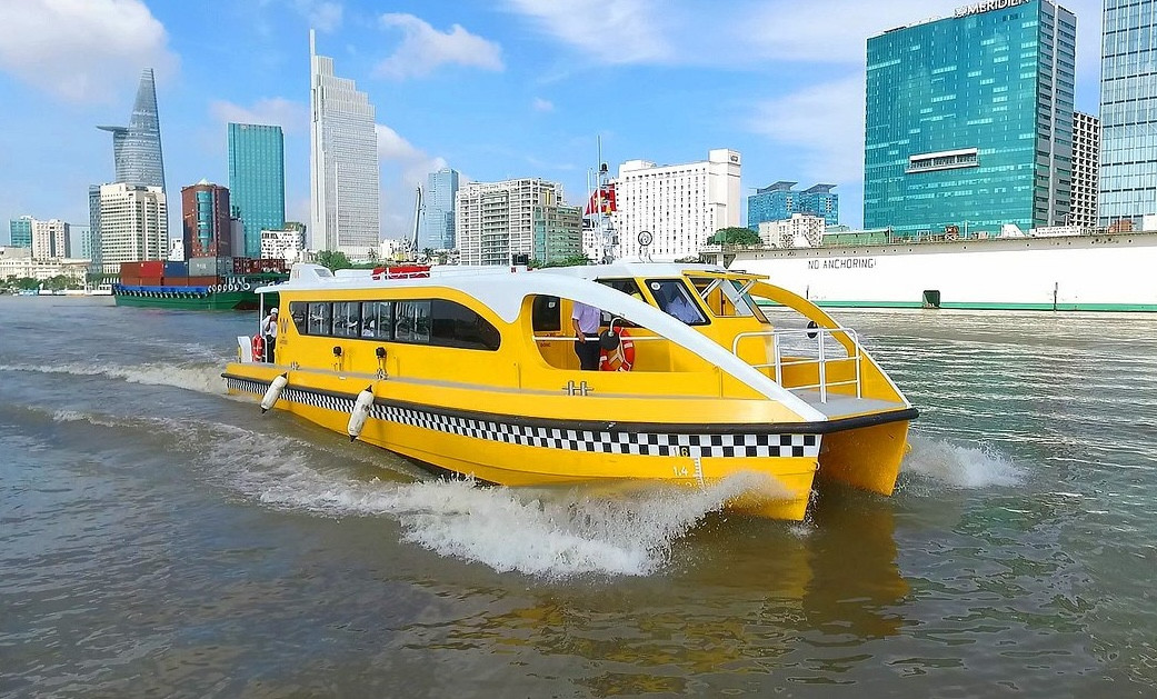 Những chiếc buýt sông (Waterbus) chở du khách trên sông Sài Gòn