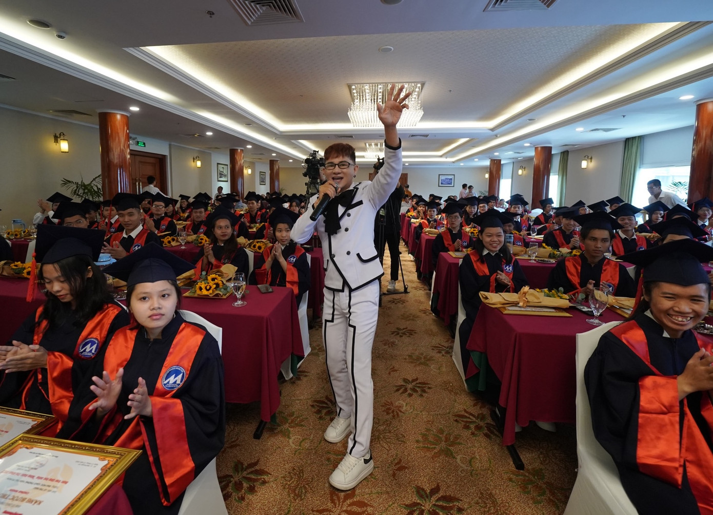 Cáp Anh Tài hát trong chương trình Nâng bước thủ khoa.