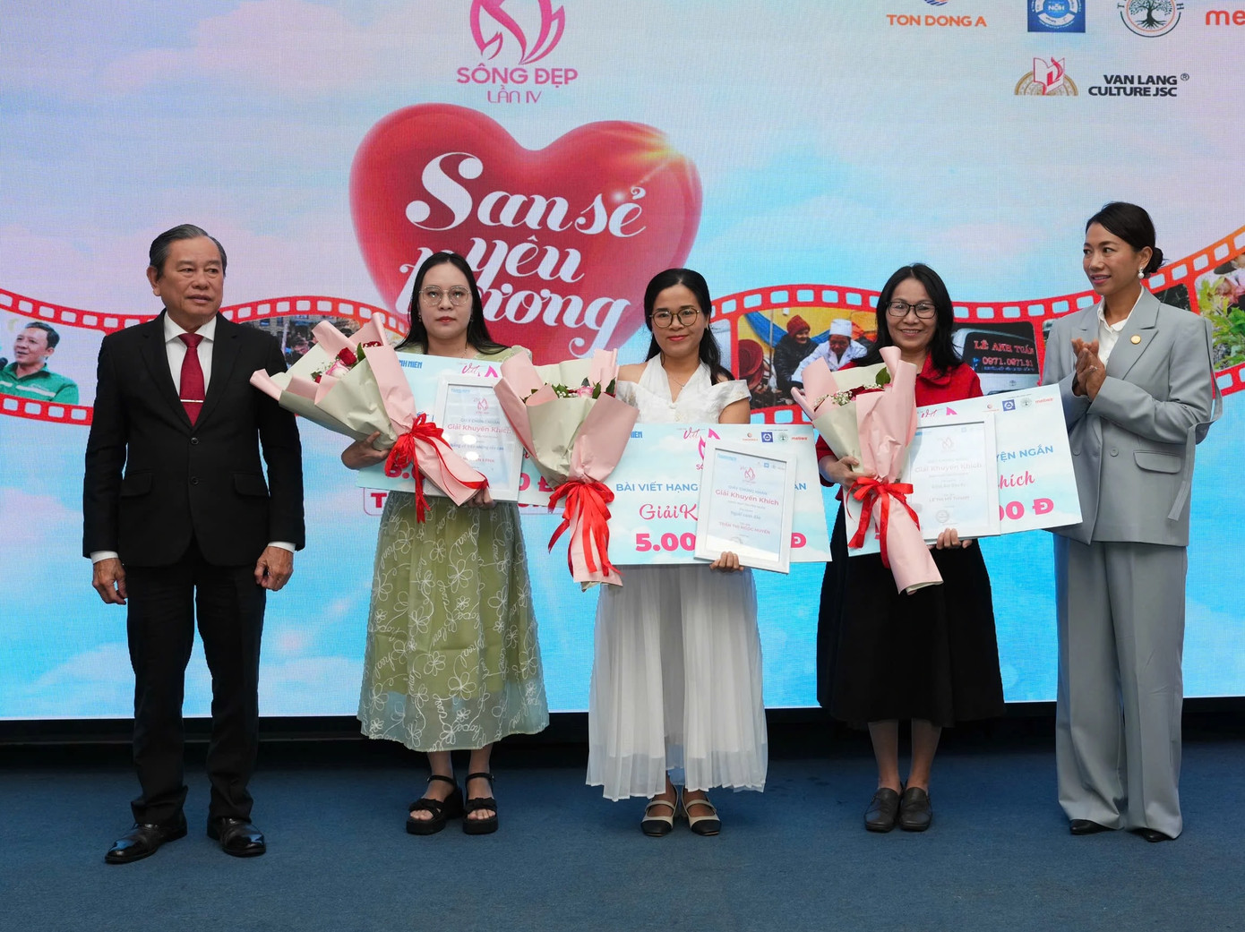 Ban tổ chức trao giải cho các thí sinh