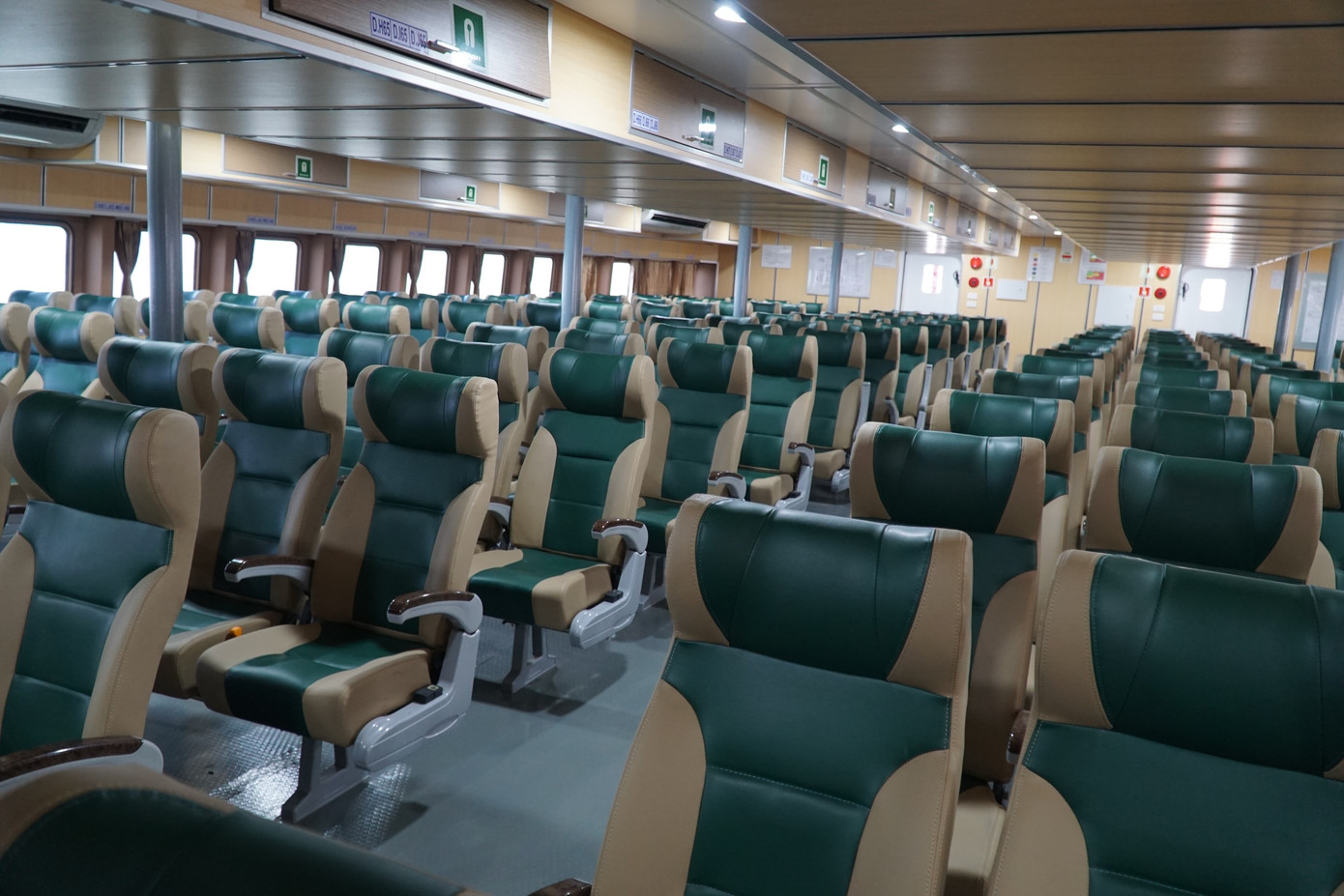 Bên trong khoang hành khách phổ thông Bên trong khoang hành khách phổ thông