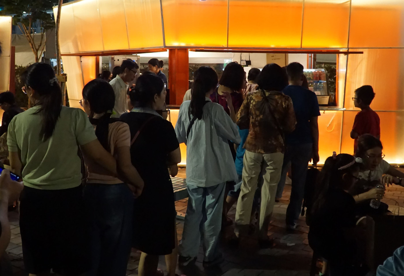 Các bạn trẻ xếp hàng trước 1 quầy nước giải khát