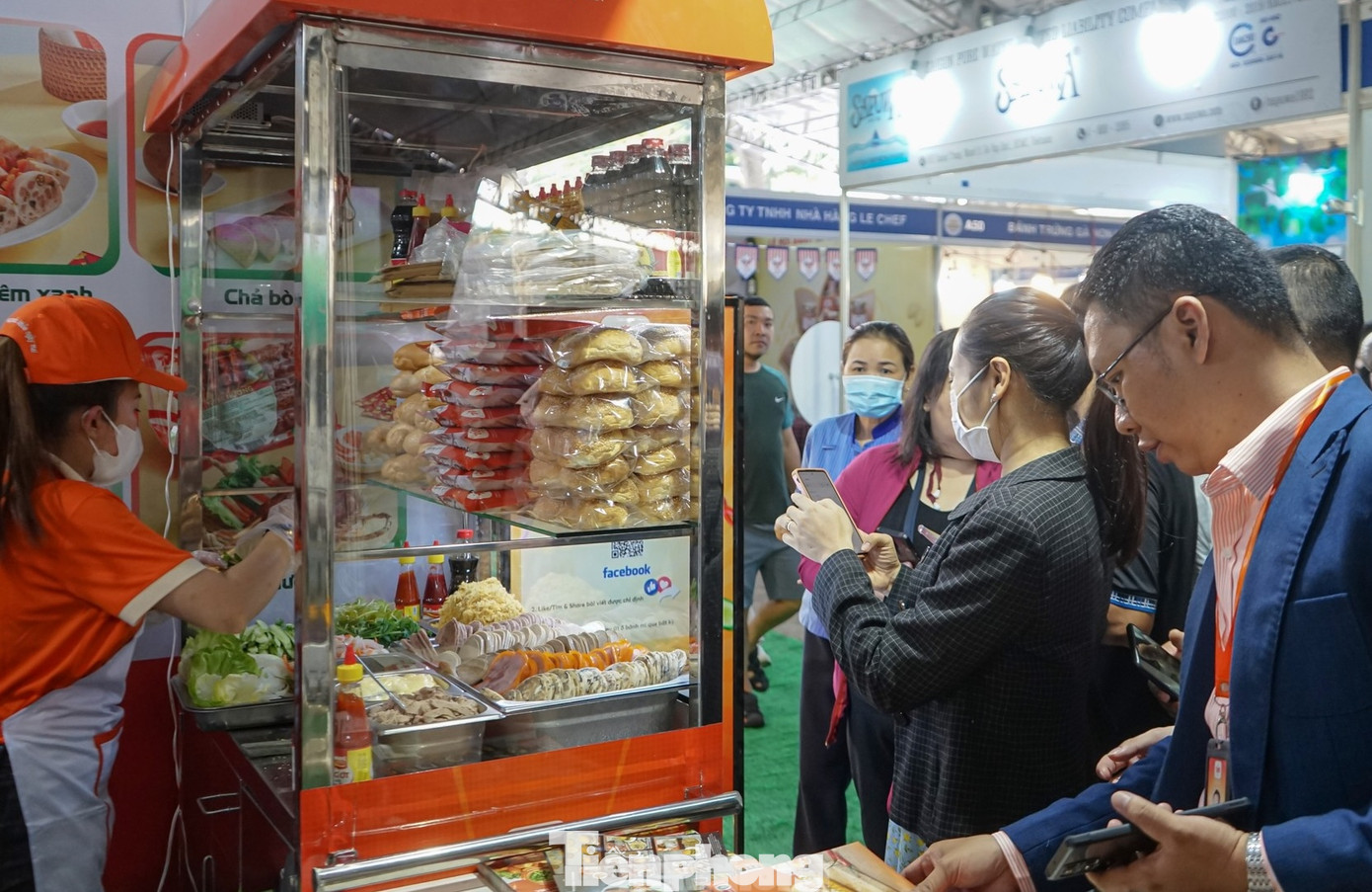 Người dân xếp hàng mua bánh mì tại lễ hội năm 2023. Người dân xếp hàng mua bánh mì tại lễ hội năm 2023.