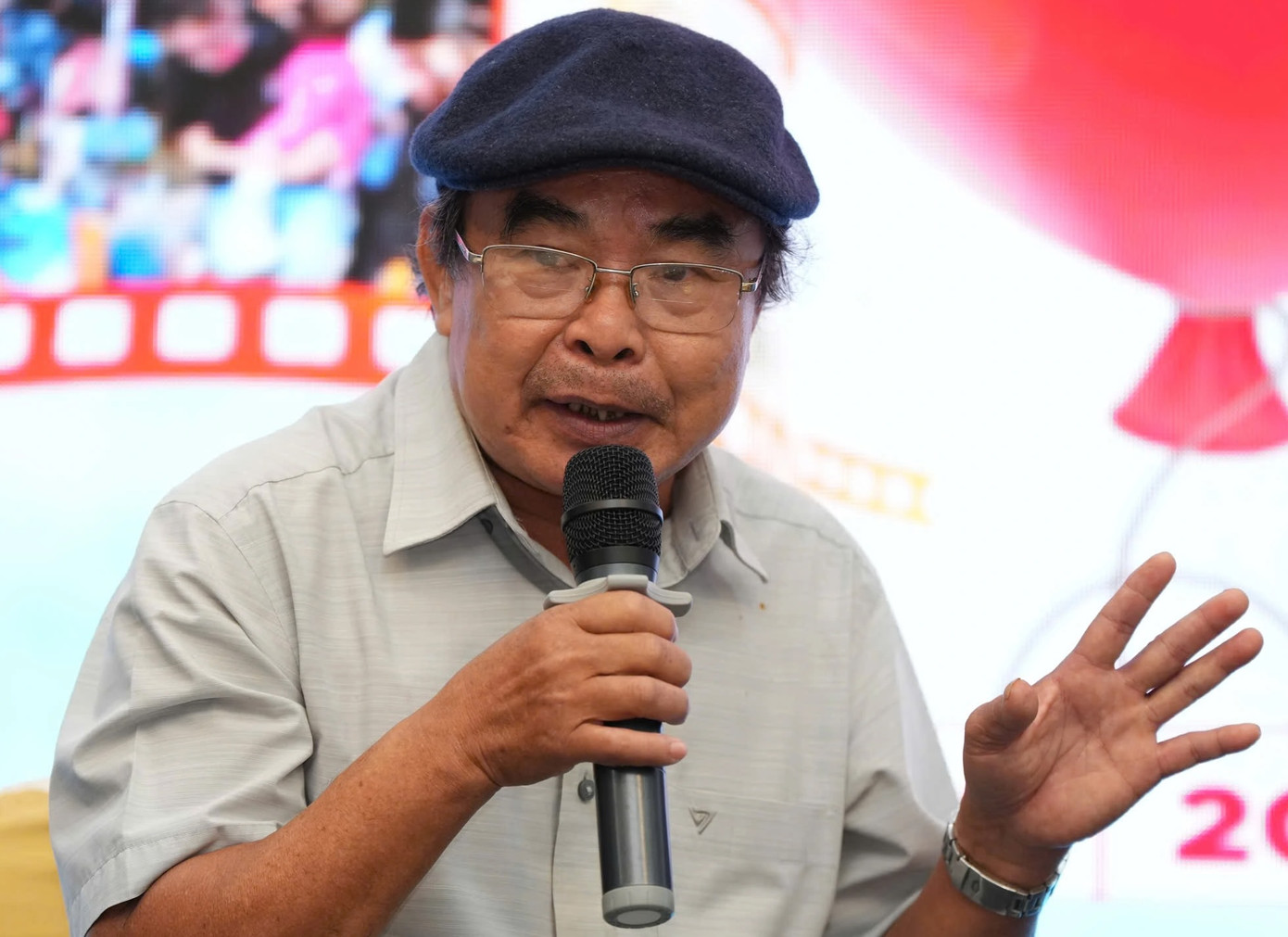 Tác giả Nguyễn Ngọc Tấn, giải Nhất thể loại truyện ngắn chia sẻ tại Lễ trao giải.