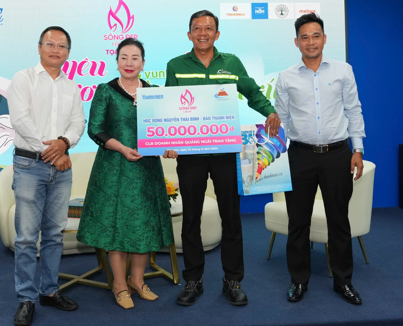 Anh Mai Lê Duy Quang thay con gái nhận học bổng Nguyễn Thái Bình 50 triệu đồng.