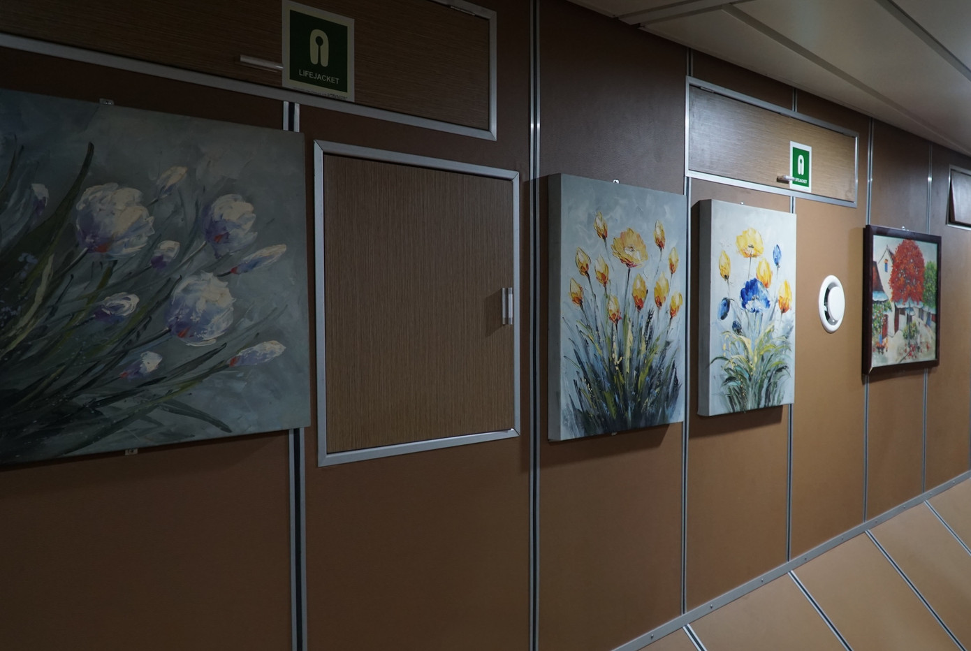 Những bức tranh được treo dọc các lối đi tạo sự sang trọng Những bức tranh được treo dọc các lối đi tạo sự sang trọng