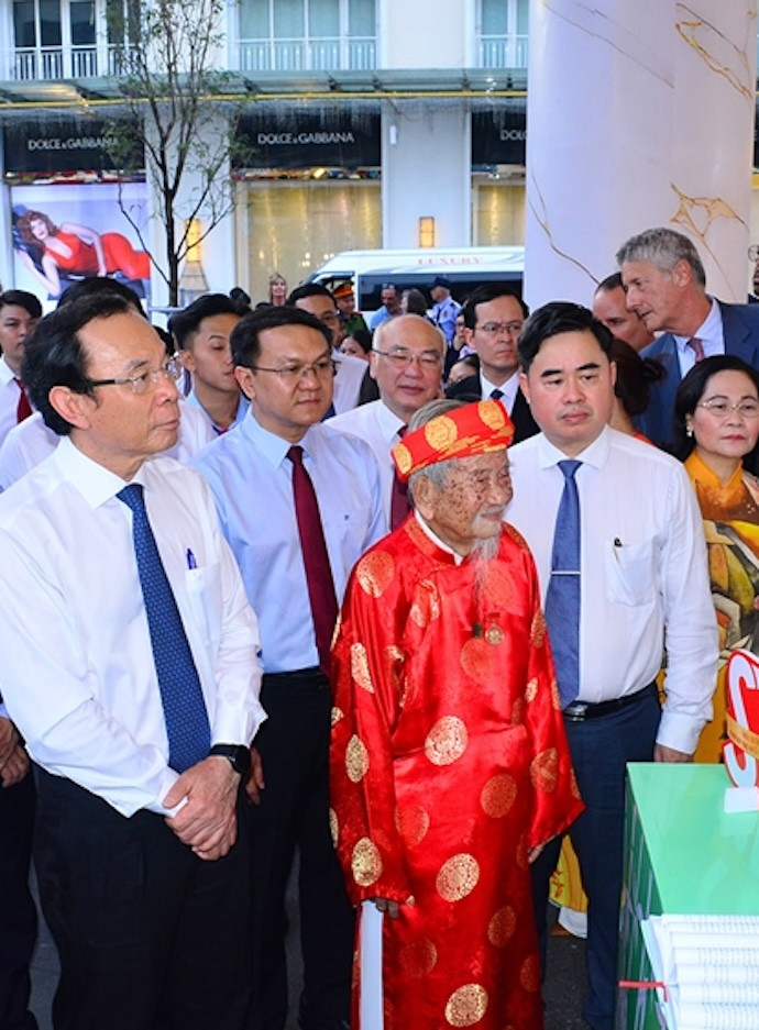 Cụ Nguyễn Đình Tư (104 tuổi), Đại sứ Văn hoá đọc TPHCM đang cùng các đại biểu tham quan một gian hàng sách.