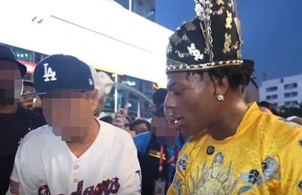 IShowSpeed bị người đàn ông áo trắng thu 1 triệu đồng cho 5 phút trải nghiệm xe điện cân bằng