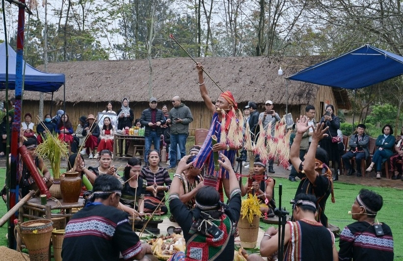 Nghi lễ tại lễ hội Crac Băr mêy. Nguồn: Bảo tàng BP.