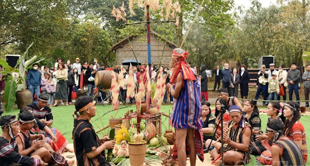 Các già làng làm lễ Cúng cơm mới. Nguồn: Bảo tàng BP.