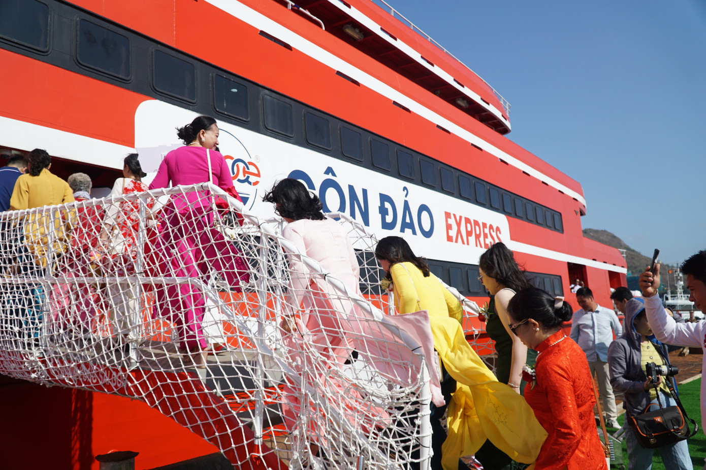 Những hành khách đầu tiên lên thăm siêu Tàu Thăng Long Những hành khách đầu tiên lên thăm siêu Tàu Thăng Long