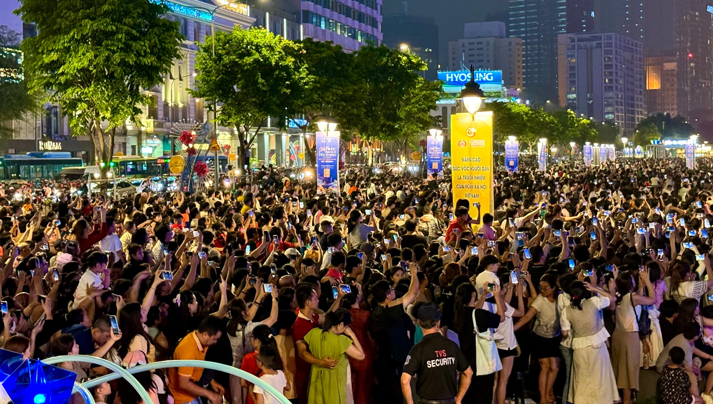 Hàng chục ngàn người tham gia sự kiện tại lễ hội Sông nước TPHCM