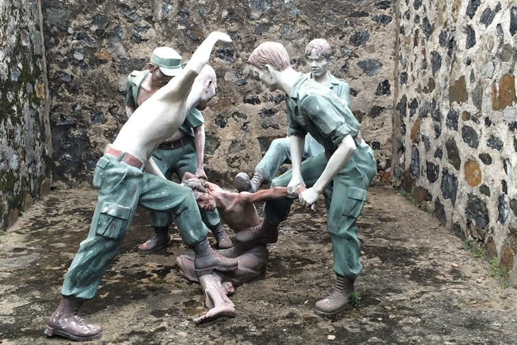 Tượng sáp mô phỏng cảnh tra tấn người tù dã man tại trại Phú Hải Tượng sáp mô phỏng cảnh tra tấn người tù dã man tại trại Phú Hải