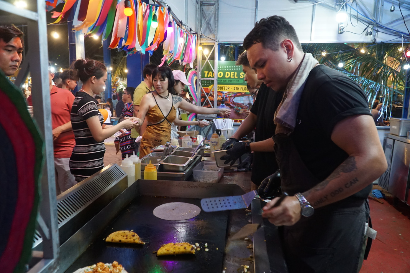 Các nghệ nhân làm bánh không ngơi tay