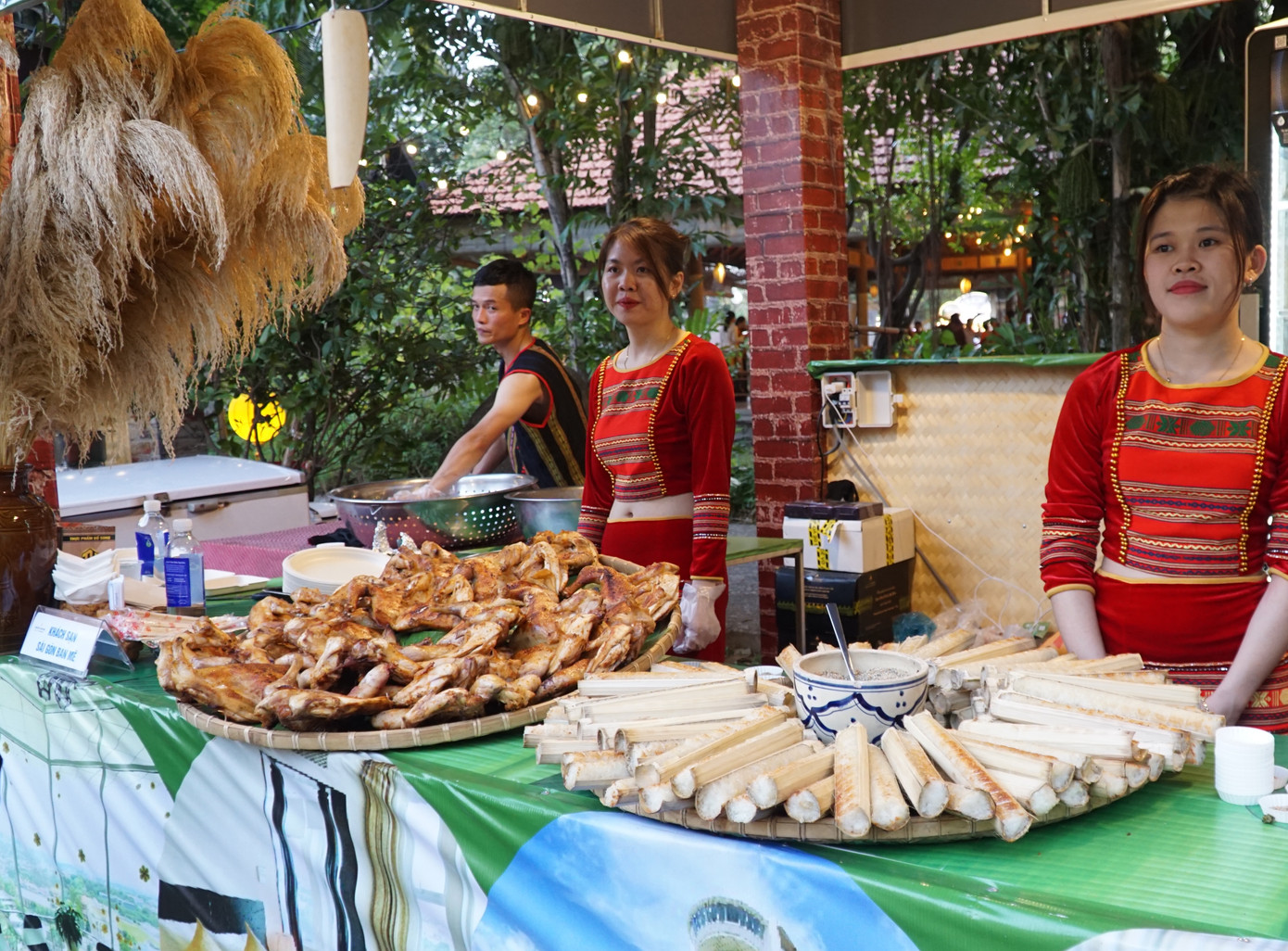 Quầy hàng giới thiệu đặc sản của các cô gái Tây Nguyên