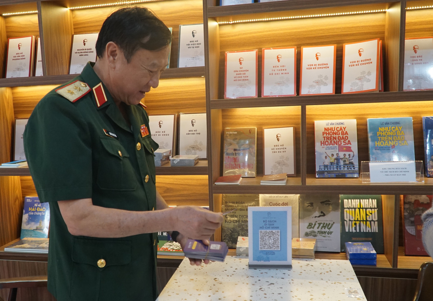 Một cựu chiến binh đang thử dùng thẻ đọc sách online