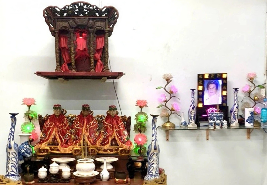 Bàn thờ Tổ nghề sân khấu và bàn thờ NSND Phùng Há tại nơi ở mới.