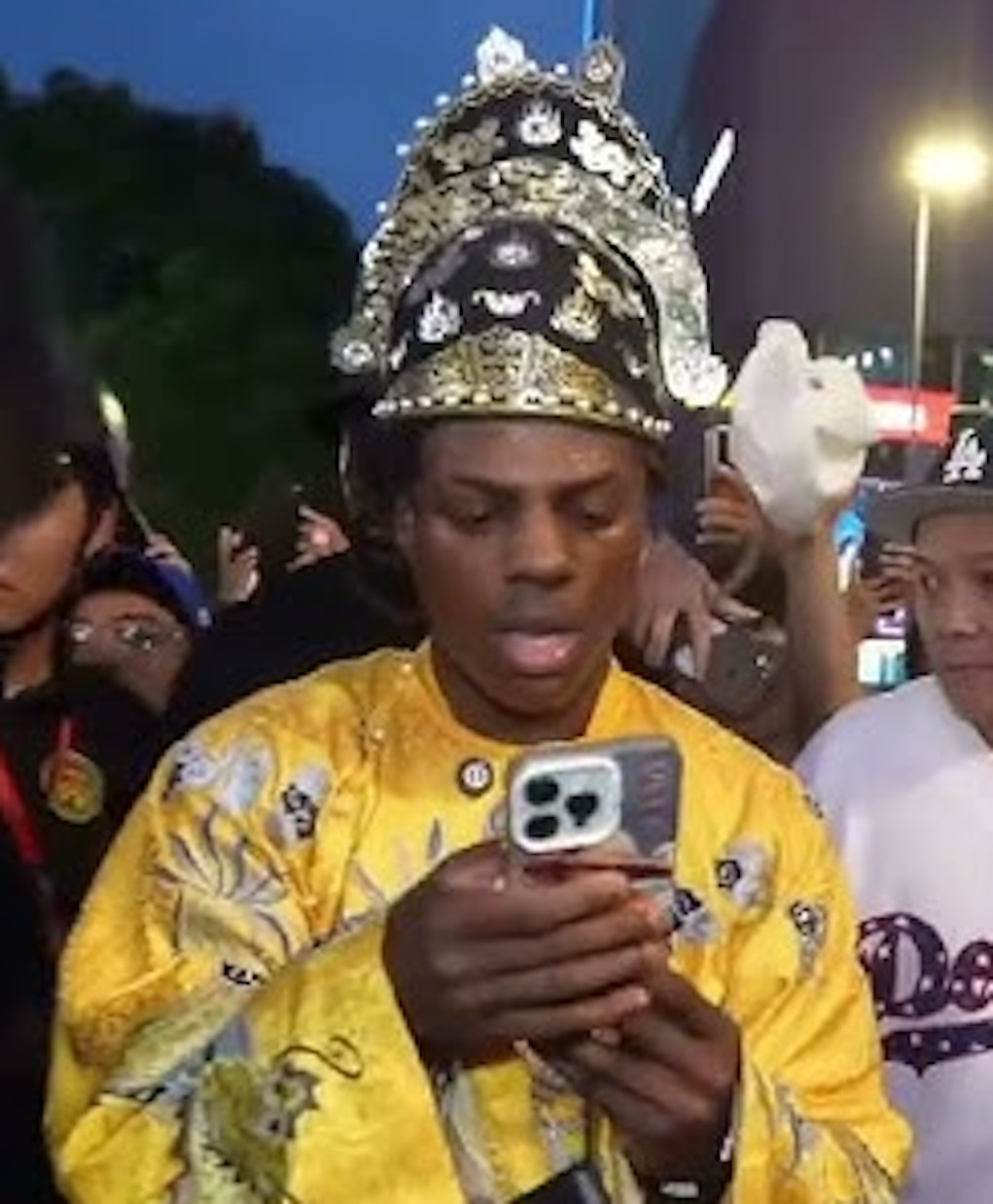 IShowSpeed đang livestream trên Phố đi bộ Nguyễn Huệ.