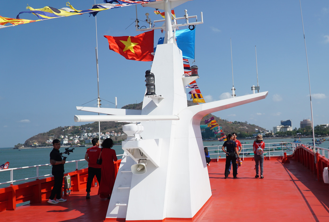 Boong tàu cũng được đầu tư công phu dành cho khách có thể ngắm cảnh Boong tàu cũng được đầu tư công phu dành cho khách có thể ngắm cảnh