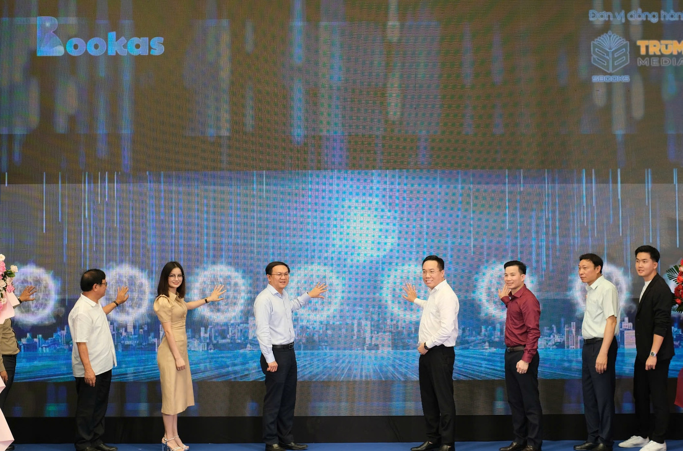 Ban tổ chức bấm nút ra mắt sách nói Bookas