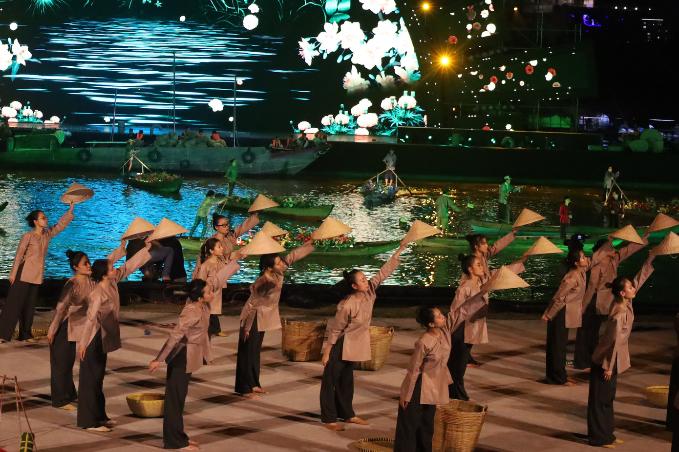 Show diễn thực cảnh "Dòng sông kể chuyện" tại lễ hội Sông nước TPHCM lần thứ Nhất