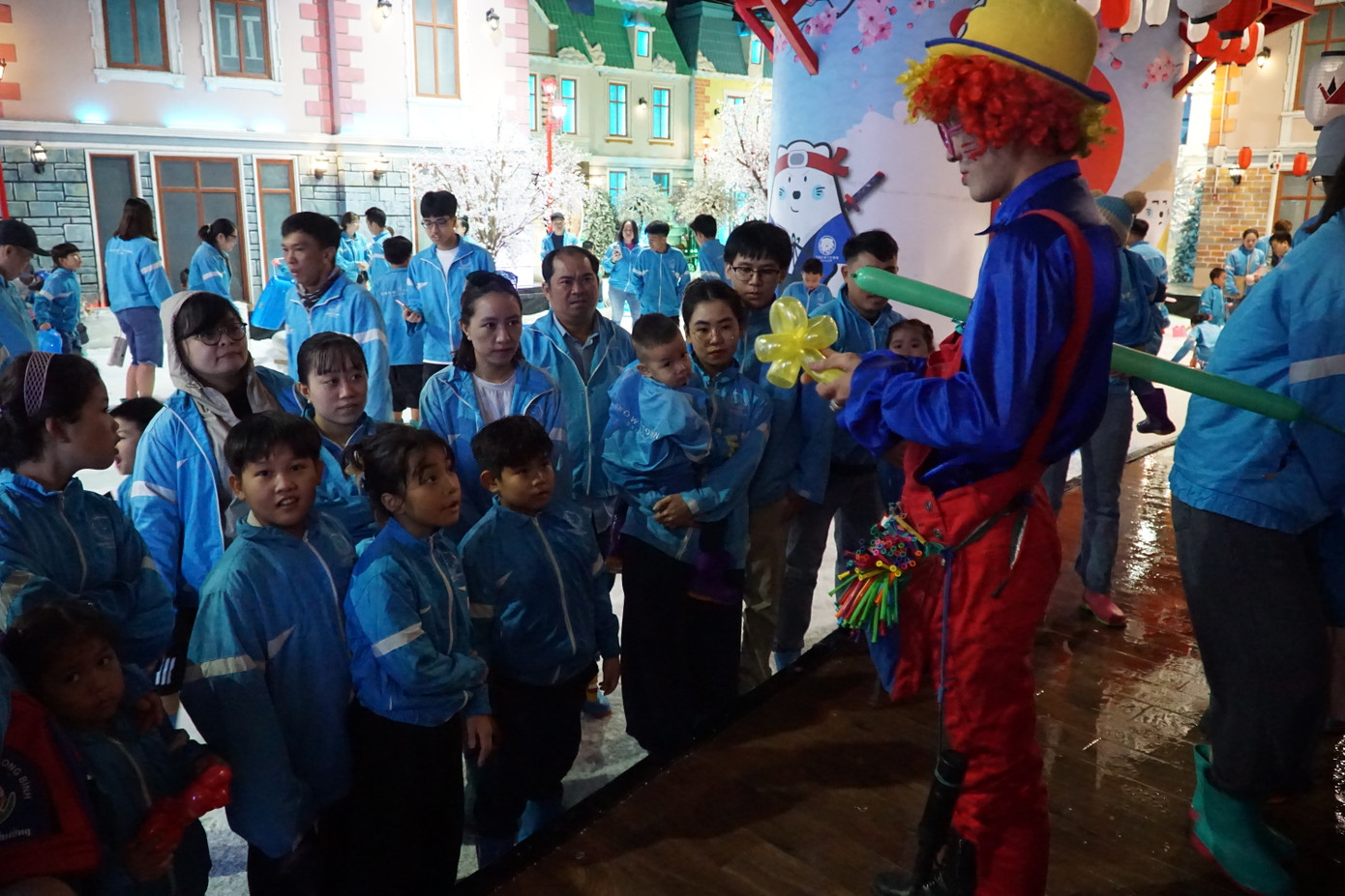 Cùng xem chú hề tạo hình bằng bong bóng