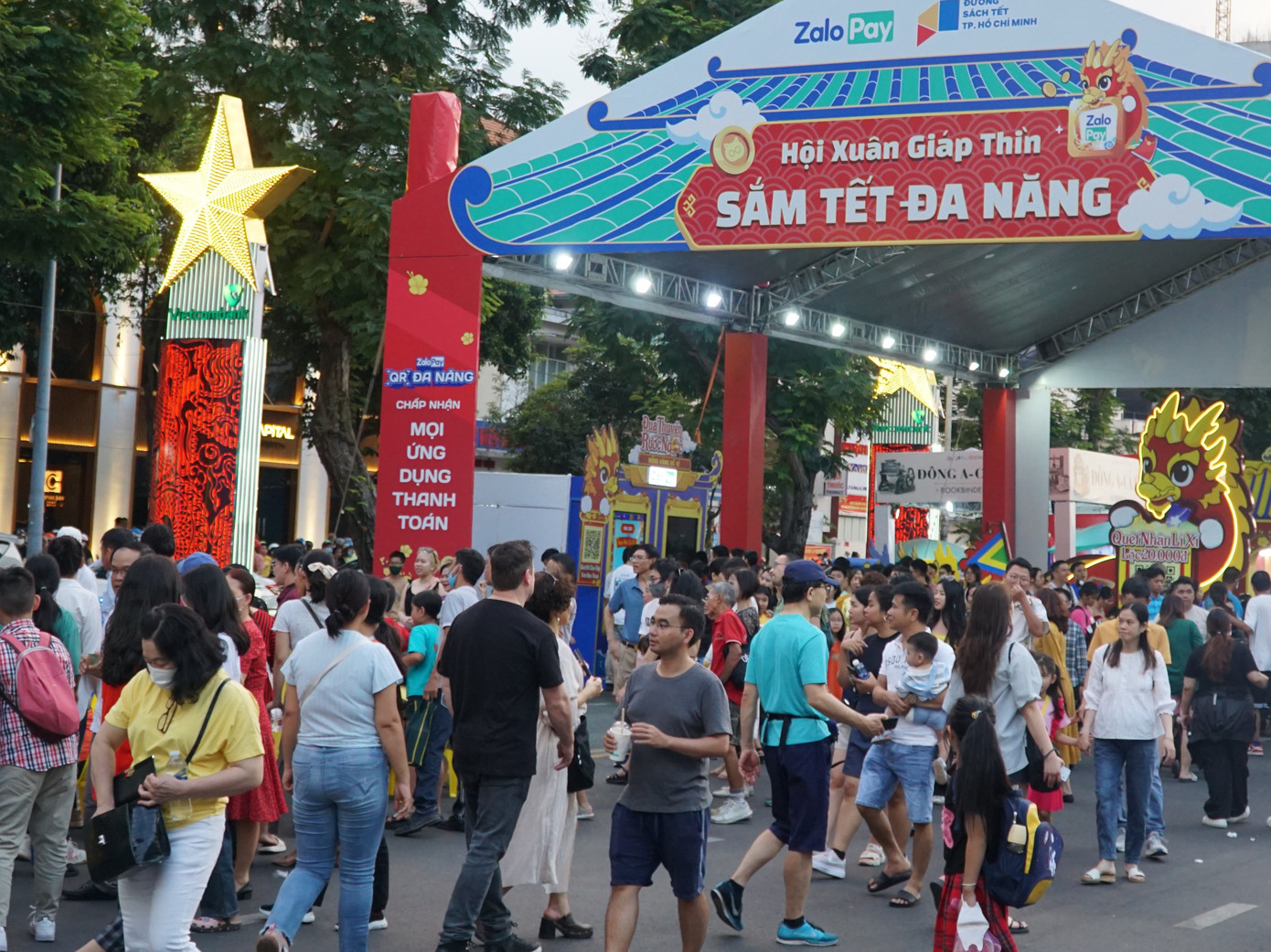 Đường sách Tết luôn thu hút đông đảo người dân và du khách