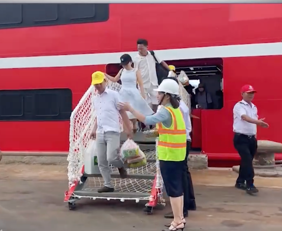 Hành khách xuống tàu tại Côn Đảo