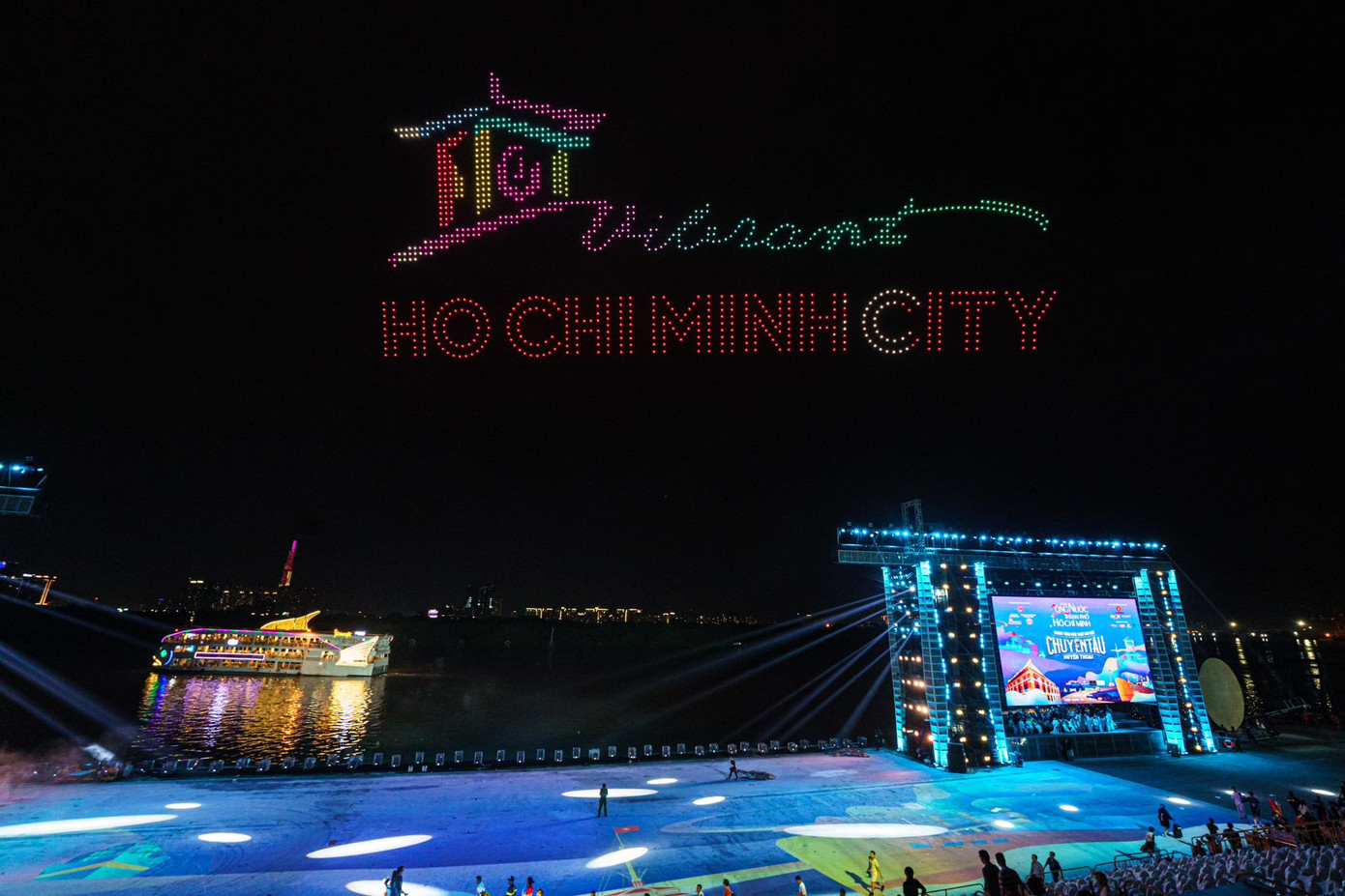 Drone với biểu tượng Chợ Bến Thành vào đêm khai mạc lễ hội Sông nước TPHCM (Ảnh Duy Anh)