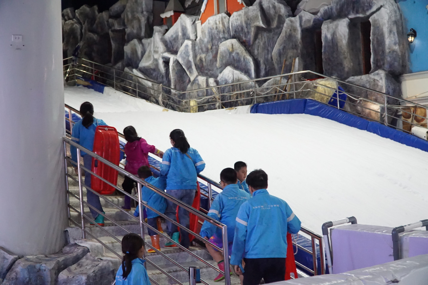 Du khách xếp hàng đi lên khu trượt băng