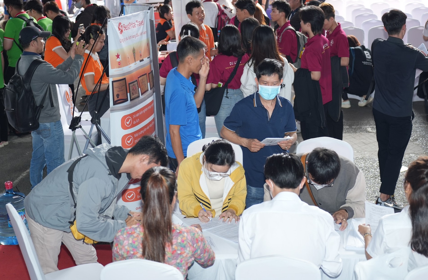 Đông đảo du khách đến ngày hội du lịch để tìm tour.