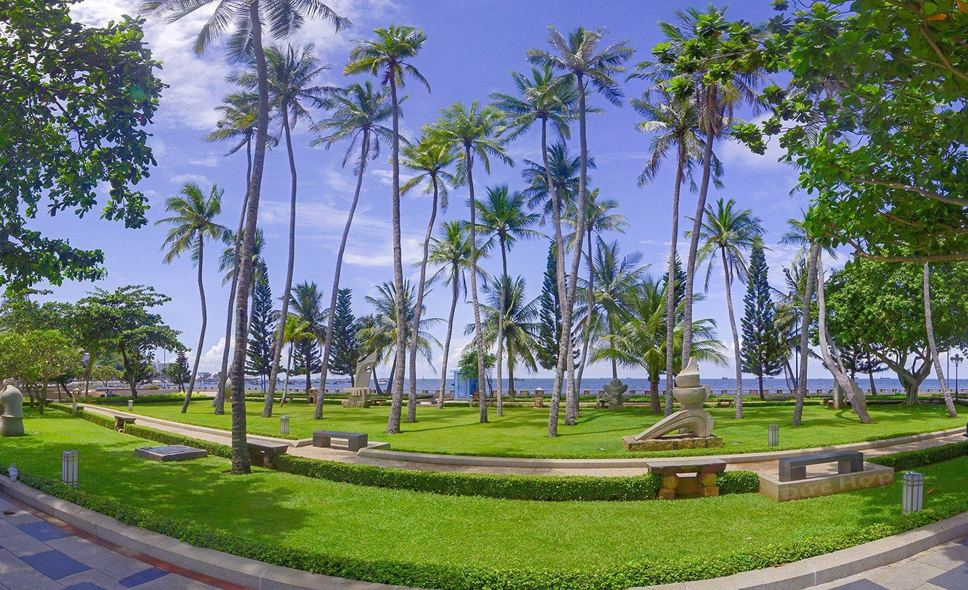 Công viên Tam Giác (Bãi Trước, TP Vũng Tàu), nơi tổ chức bắn pháo hoa hàng năm. Công viên Tam Giác (Bãi Trước, TP Vũng Tàu), nơi tổ chức bắn pháo hoa hàng năm.