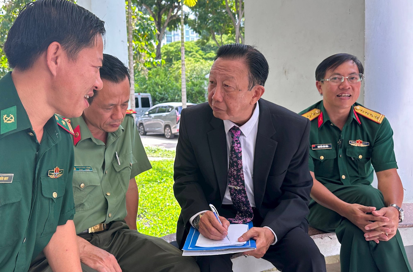 NSND Thế Hiển trong một lần trò chuyện với các sĩ quan quân đội. NSND Thế Hiển trong một lần trò chuyện với các sĩ quan quân đội.