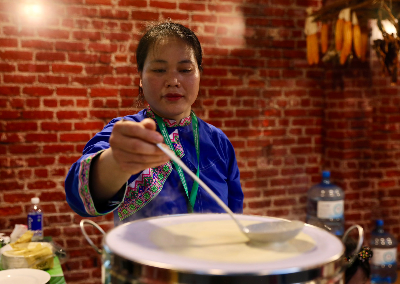 Nghệ nhân giới thiệu món bánh tráng của vùng núi phía Bắc