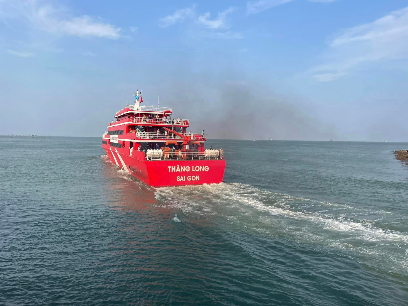 Tàu Thăng Long trên biển Đông