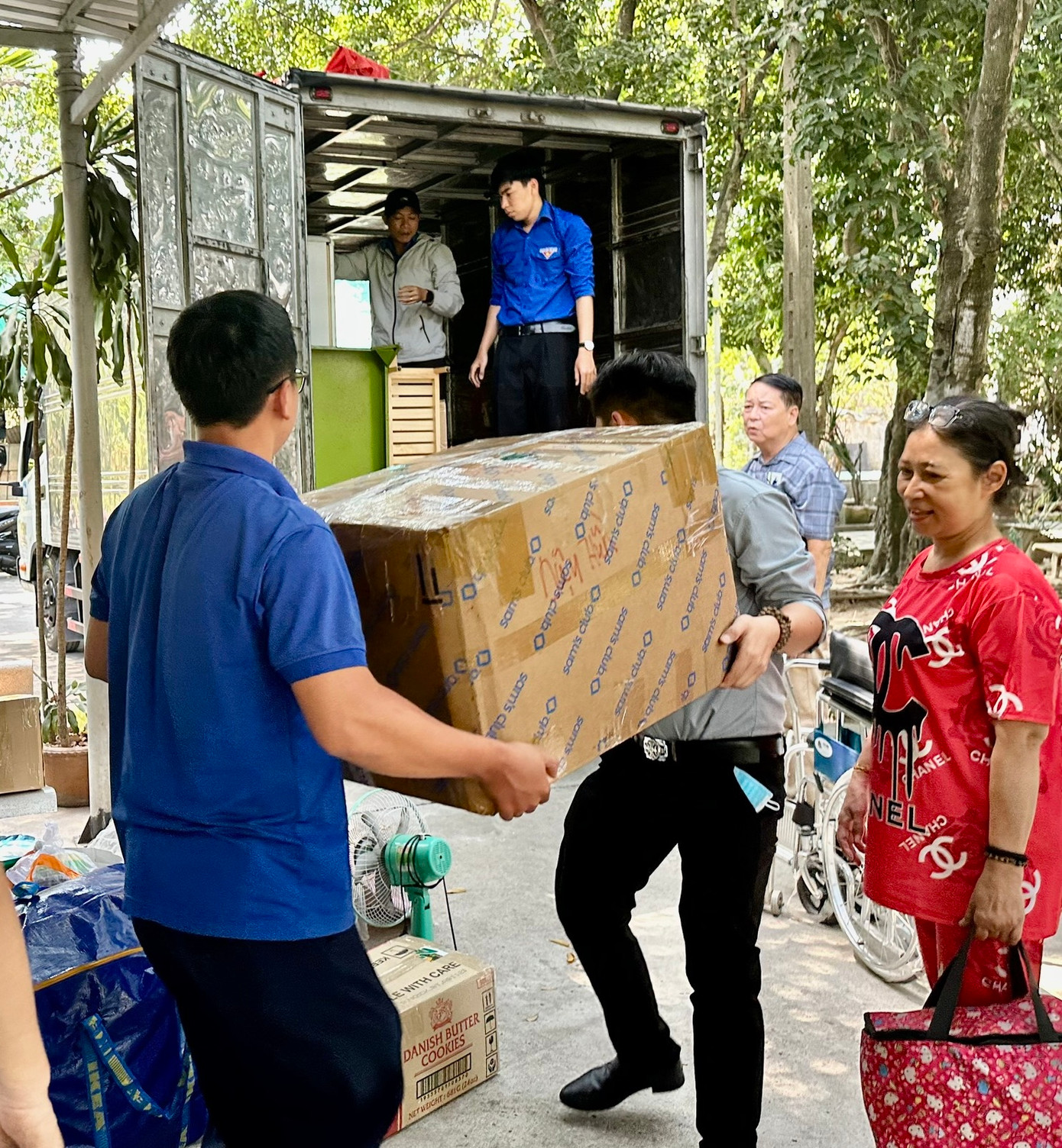 Lực lượng Đoàn viên thanh niên giúp các nghệ sĩ lão thành vận chuyển đồ đạc đến nơi ở mới. Ảnh: Thanh Hiệp. Lực lượng Đoàn viên thanh niên giúp các nghệ sĩ lão thành vận chuyển đồ đạc đến nơi ở mới. Ảnh: Thanh Hiệp.