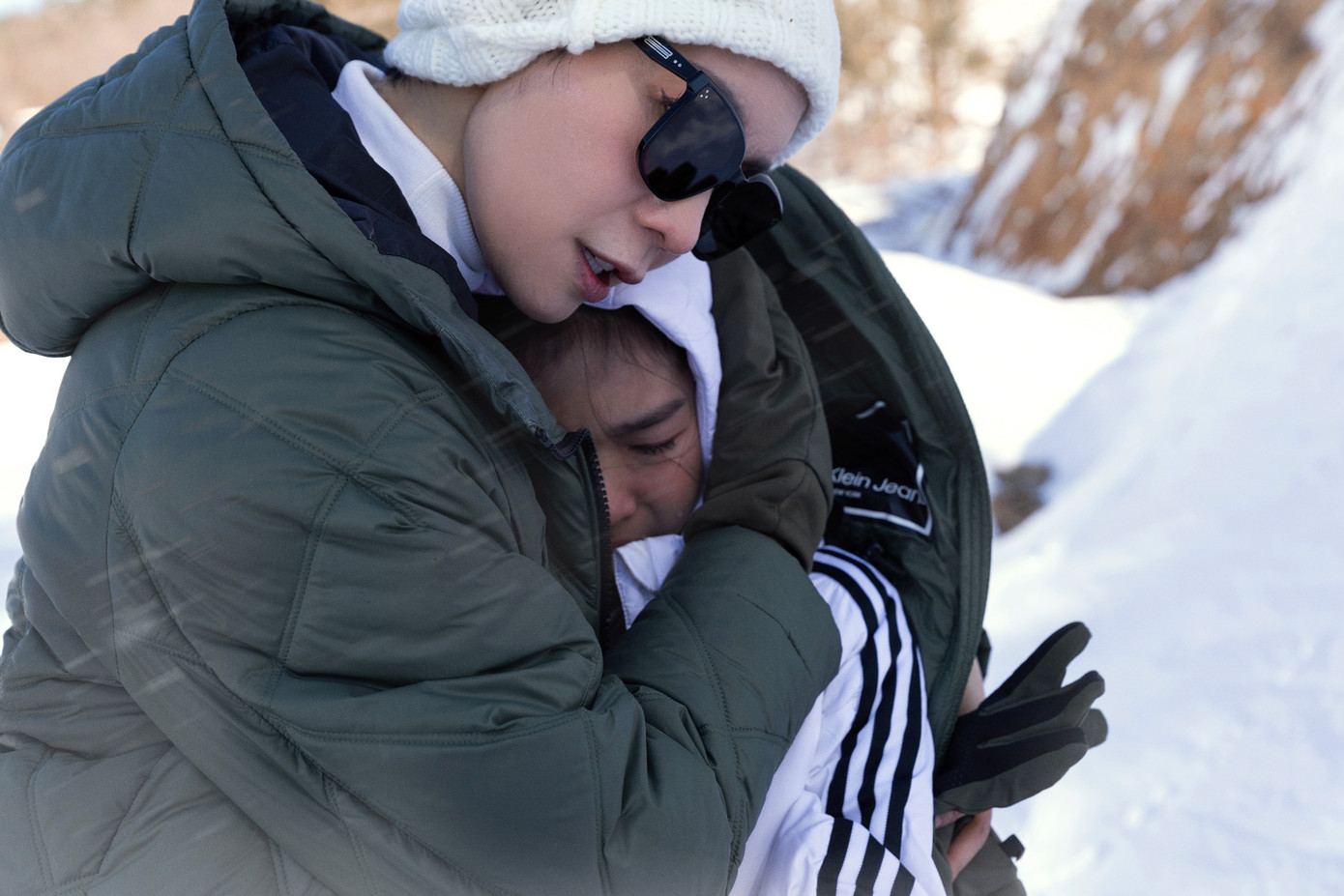 Siêu mẫu Xuân Lan động viên mẫu nhí đang bật khóc vì lạnh.