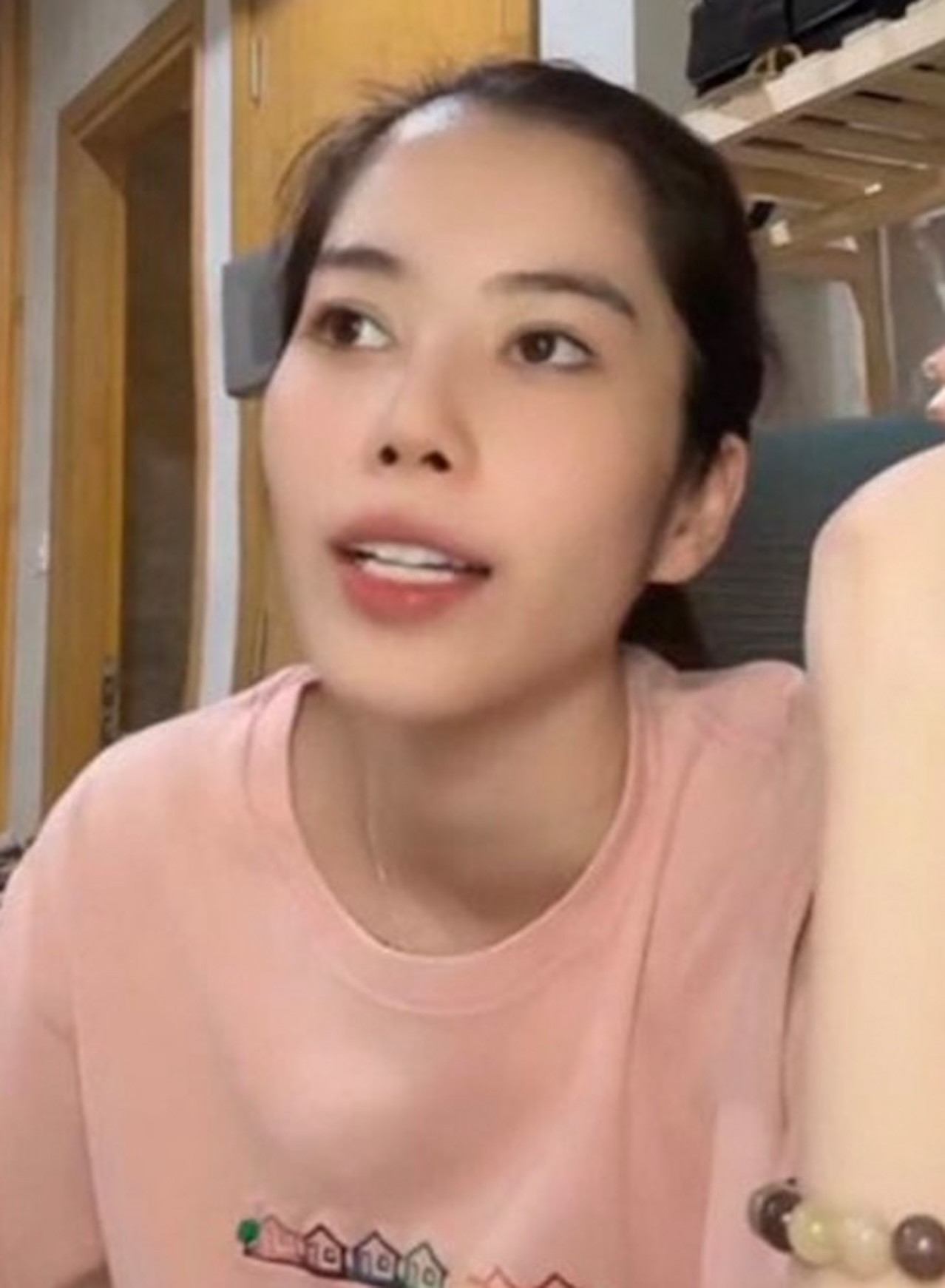 Hoa khôi Nam Em trong một buổi livestream.