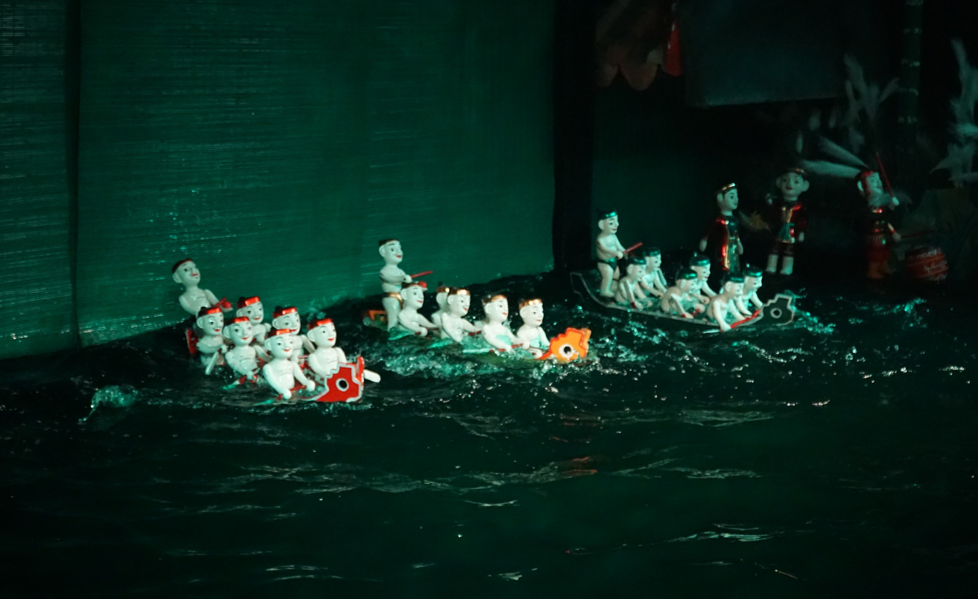 Cảnh đua thuyền trong vở diễn.