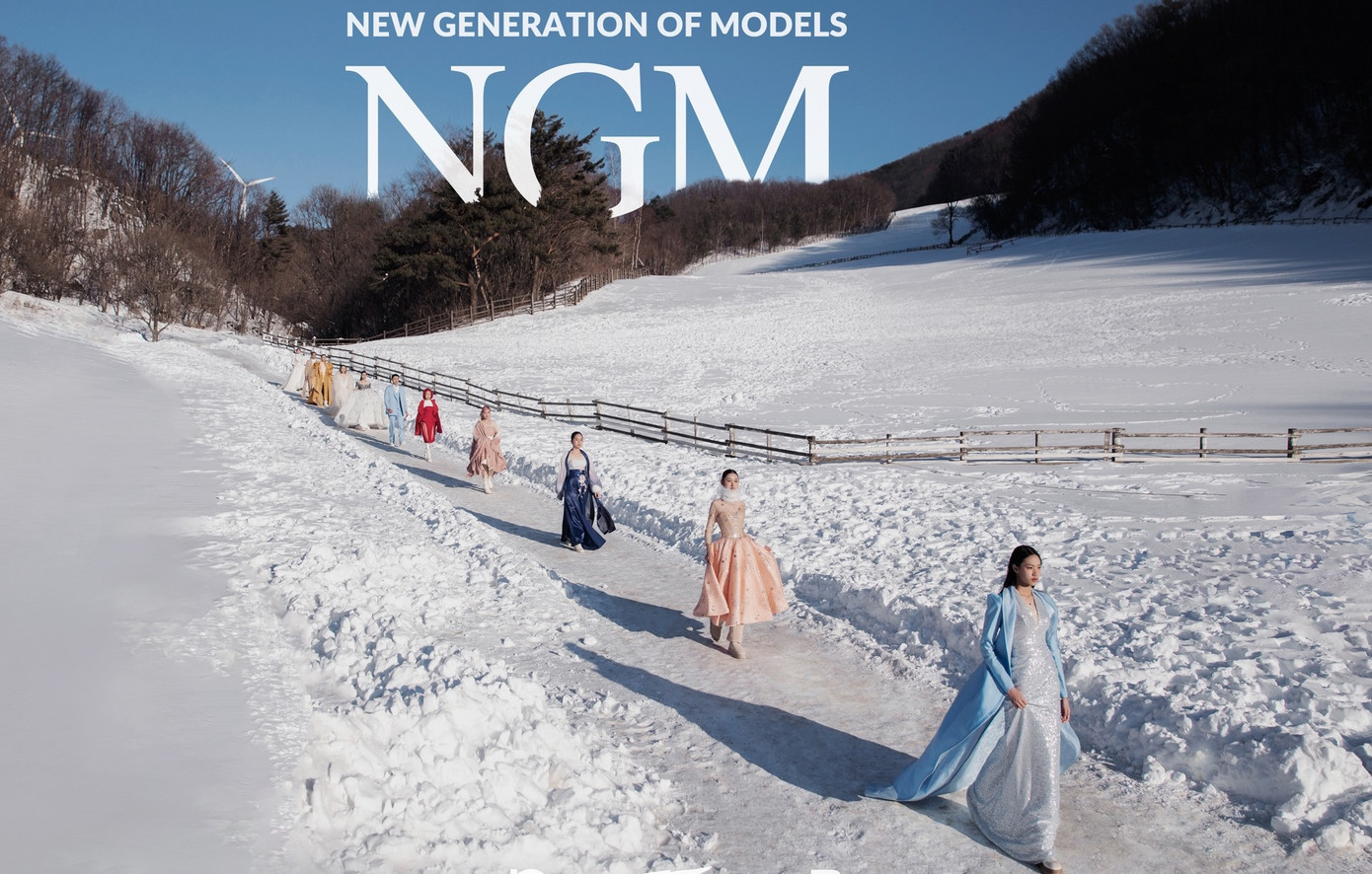 Các người mẫu Việt sải bước trên con đường tuyết trắng xóa.