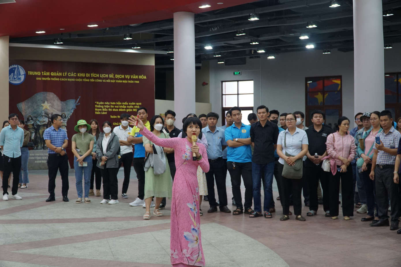 Du khách nghe thuyết minh về tại trưng bày cuộc Tổng tiến công và nổi dậy Mậu Thân