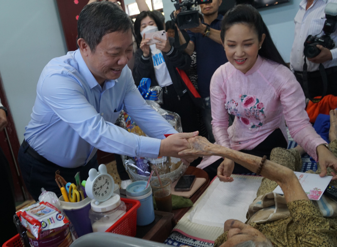 Ông Dương Anh Đức cùng NSND Thanh Thúy đang thăm hỏi nghệ sĩ Ngọc Bê.