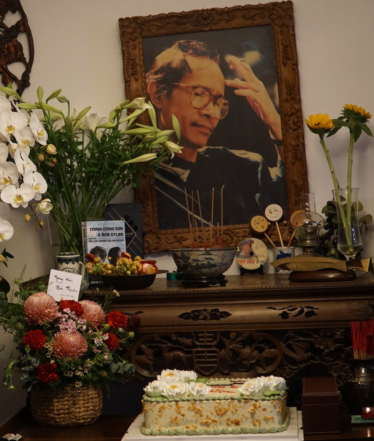 Bàn thờ giản dị của Trịnh Công Sơn.