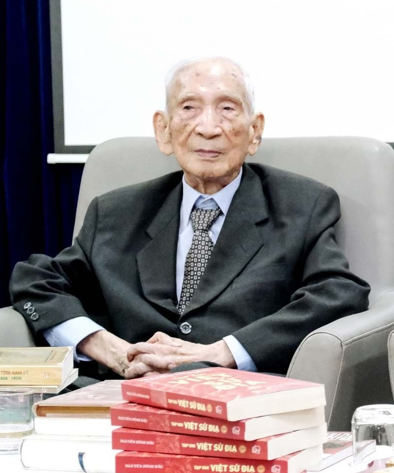 Học giả Nguyễn Đình Đầu. Học giả Nguyễn Đình Đầu.