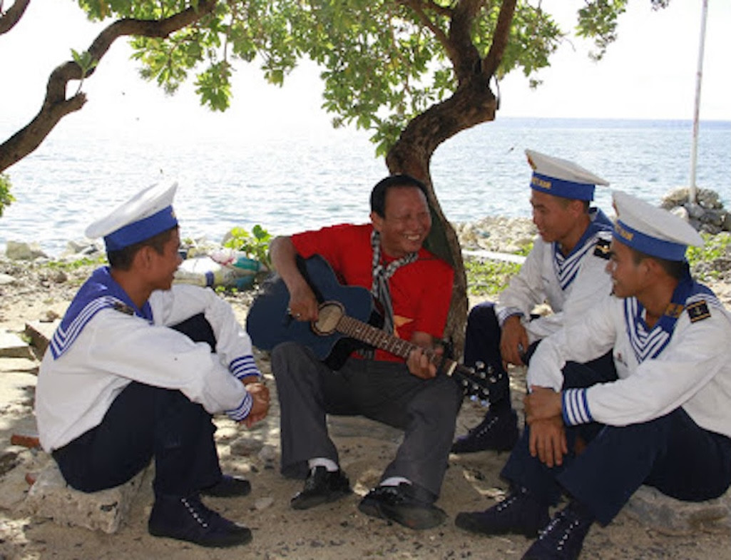 Dấu ấn lớn nhất trong sự nghiệp sáng tác của Thế Hiển là những ca khúc về người lính. Dấu ấn lớn nhất trong sự nghiệp sáng tác của Thế Hiển là những ca khúc về người lính.