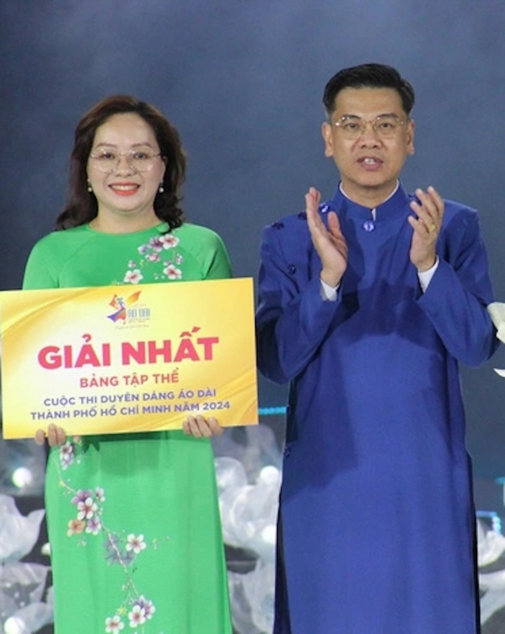 Ông Nguyễn Văn Dũng - Phó Chủ tịch UBND TPHCM trao giải Nhất cho đại diện Hội LHPN Việt Nam quận 1