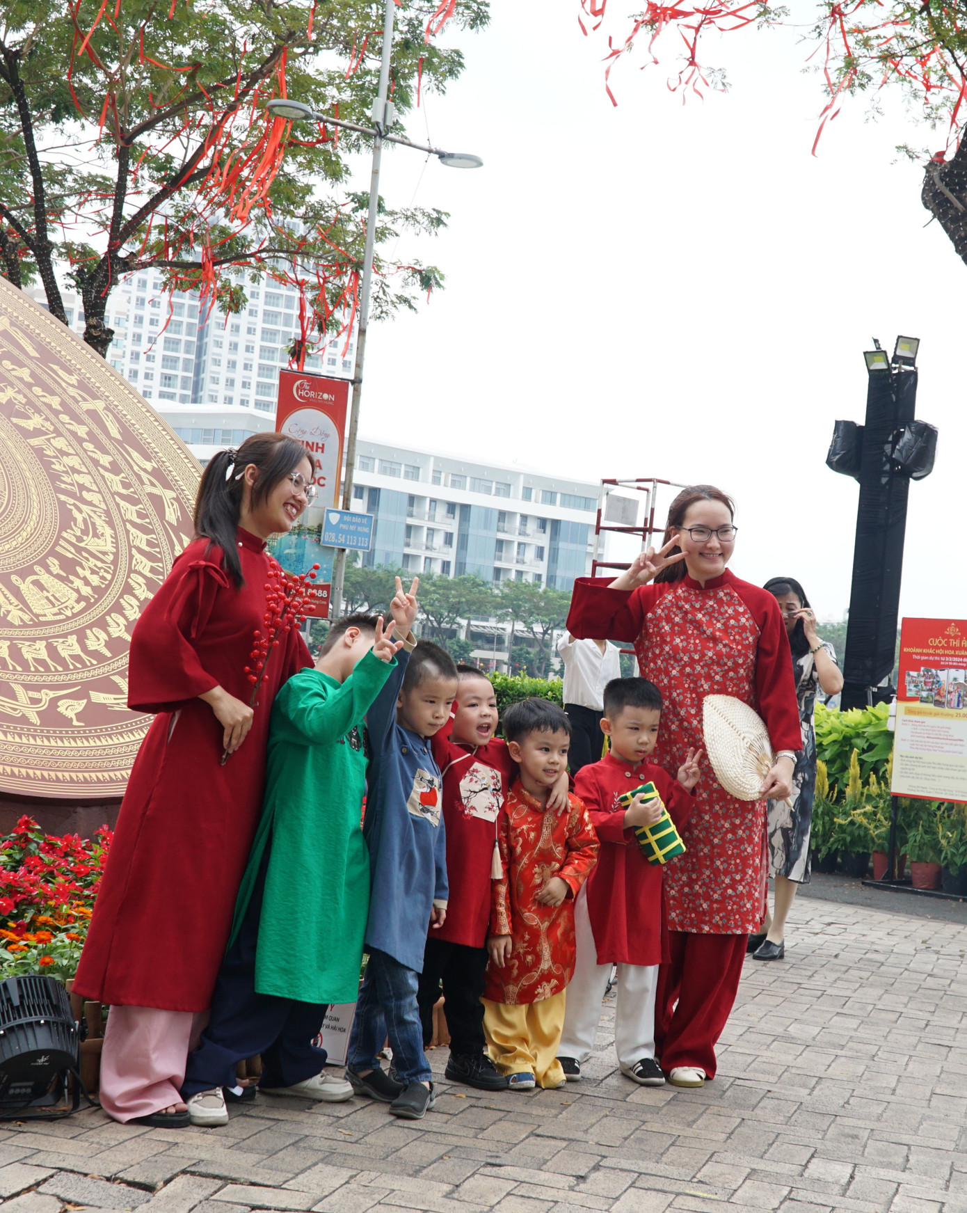 Một "đại gia đình áo dài" chụp bên trống đồng